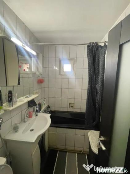 Apartament cu 3 camere semidecomandat, mobilat în Central