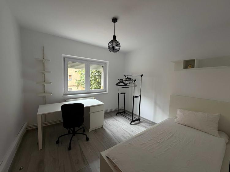 Apartament cu 4 camere decomandat în Torontalului