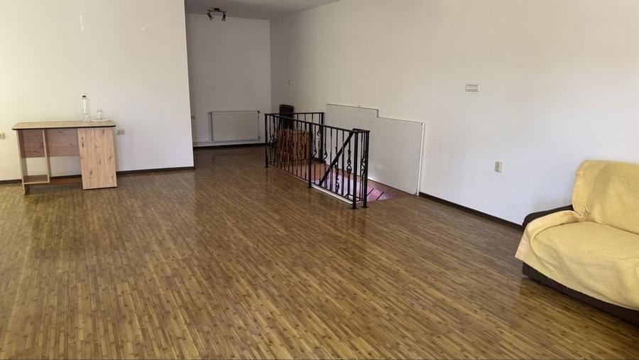 Apartament cu 3 camere decomandat în Poarta 6