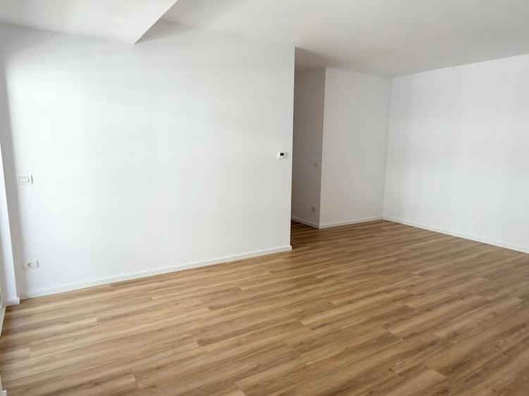 Apartament cu 3 camere semidecomandat în Aradului