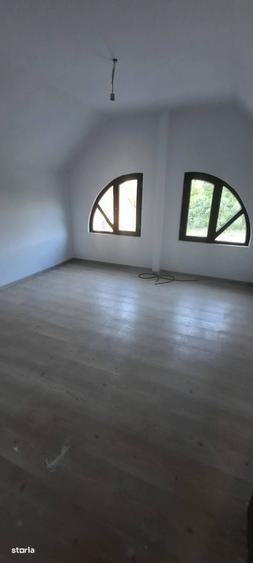 Casă cu 4 camere în Voinești
