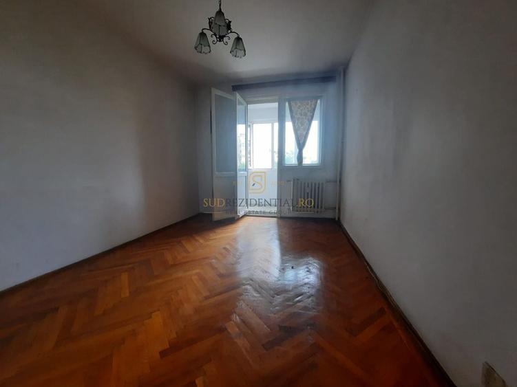Apartament cu 3 camere semidecomandat în Berceni