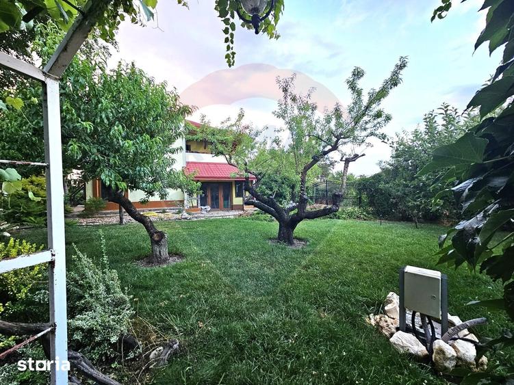 Casă cu 7 camere cu Teren 6000.72 Mp în Central