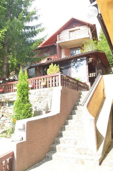 Casă cu 8 camere cu Teren 500 Mp în Central