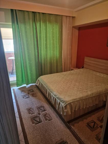 Apartament cu 4 camere decomandat în Trocadero