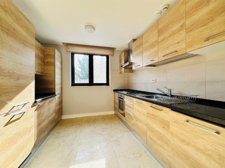 Duplex cu 5 camere cu Garaj în Central