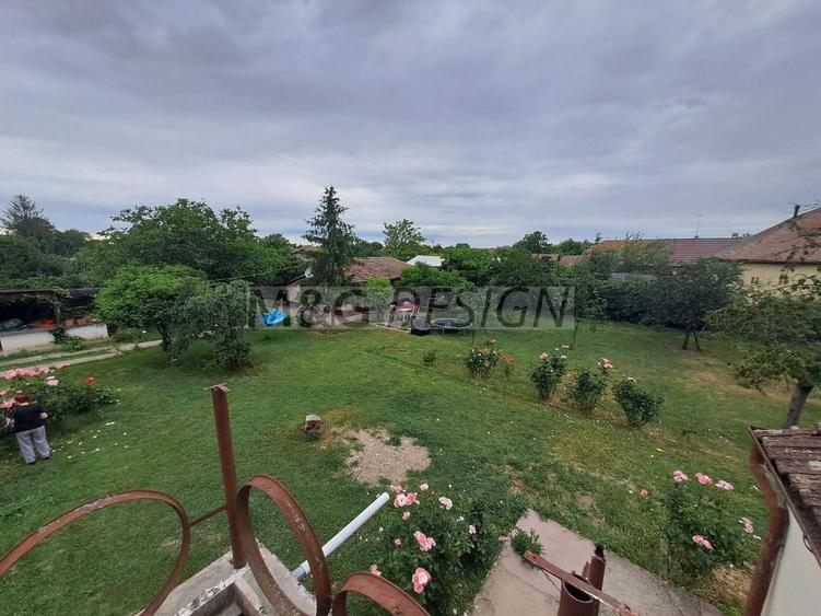 Casă individuală cu 7 camere cu Canalizare în Sânmartinu Sârbesc