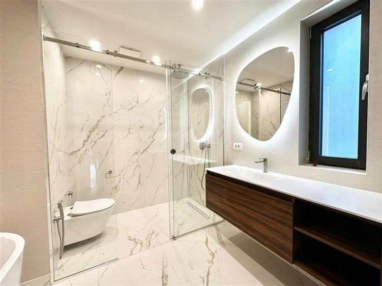 Apartament cu 4 camere decomandat, mobilat în Capitale