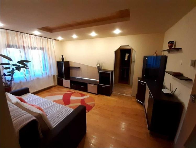 Apartament cu 4 camere decomandat în Central