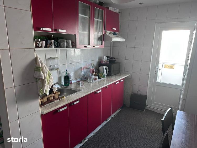 Apartament cu 3 camere decomandat, mobilat în Baza 3