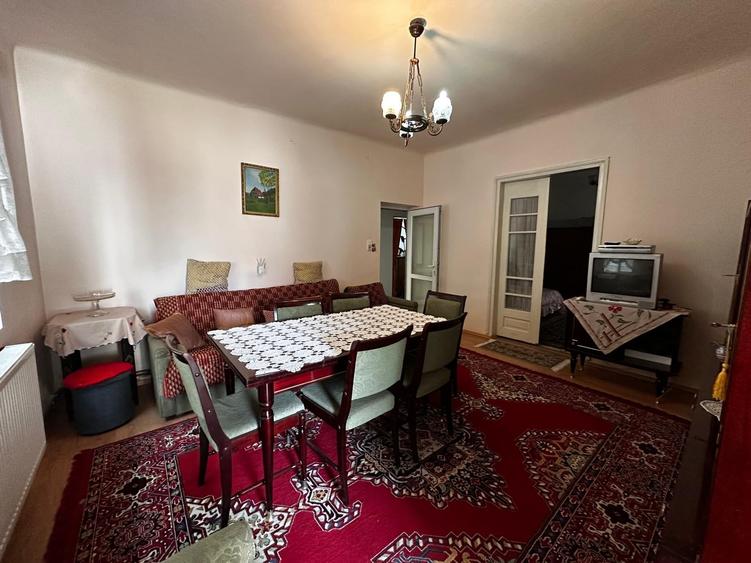 Casă individuală cu 5 camere cu Canalizare în Central