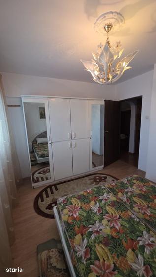 Apartament cu 4 camere decomandat în Tei