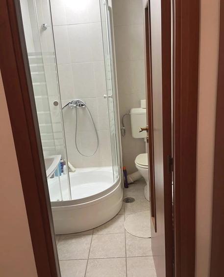 Apartament cu 3 camere semidecomandat în Universitate
