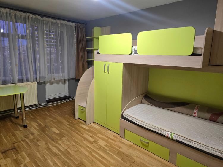 Apartament cu 4 camere semidecomandat în Iași