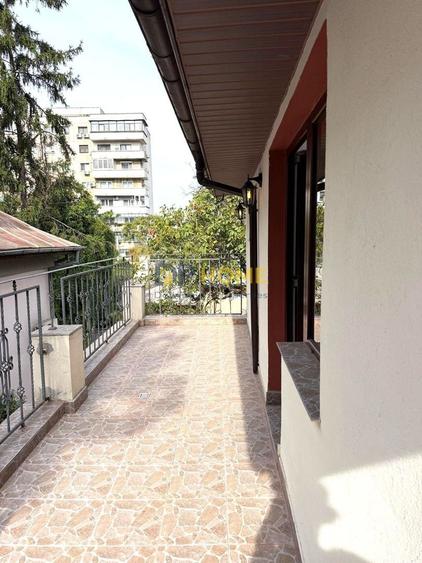 Casă individuală cu 5 camere cu Canalizare în Banu Manta