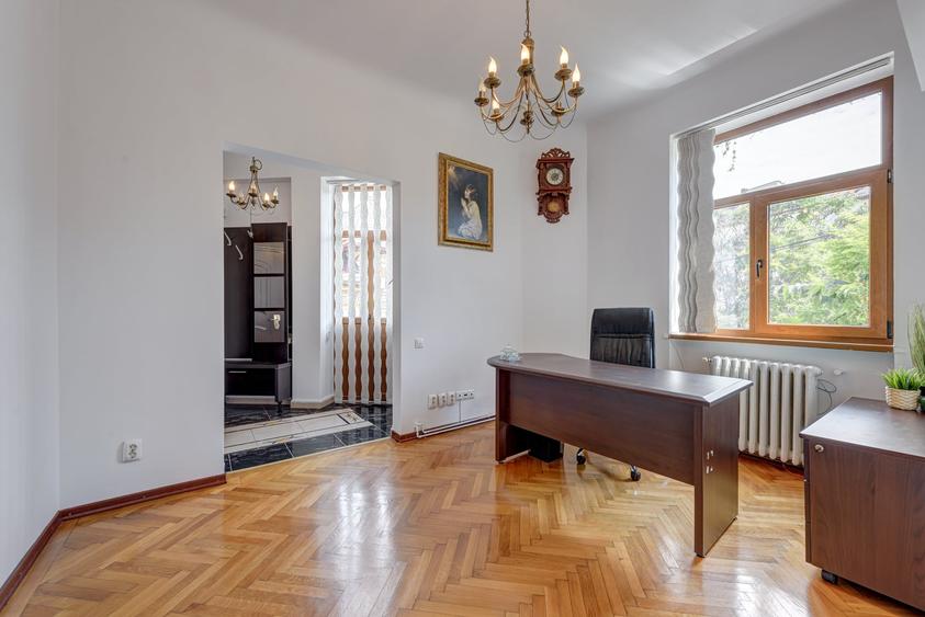 Apartament cu 6 camere semidecomandat, mobilat în Unirii