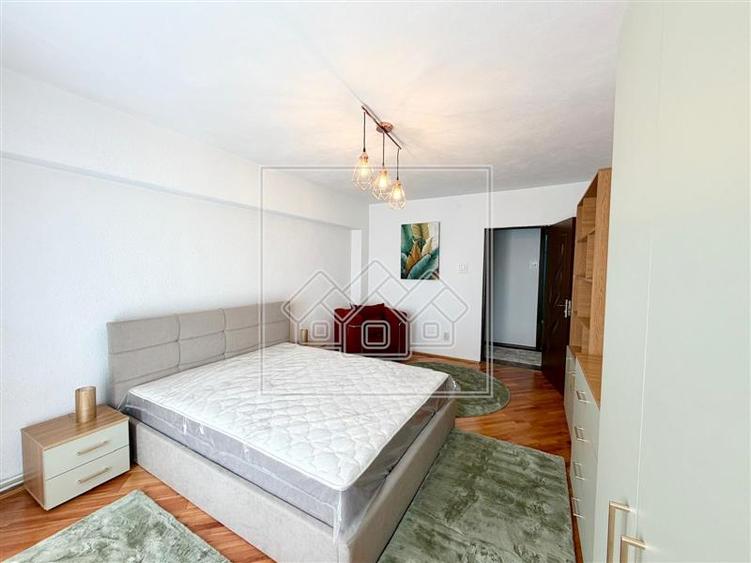 Apartament cu 4 camere decomandat în Central