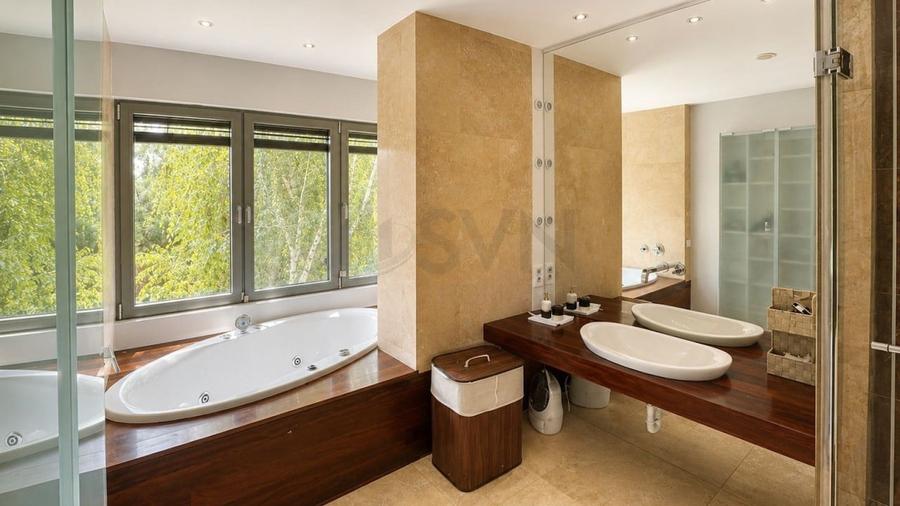 Apartament cu 4 camere decomandat în Băneasa