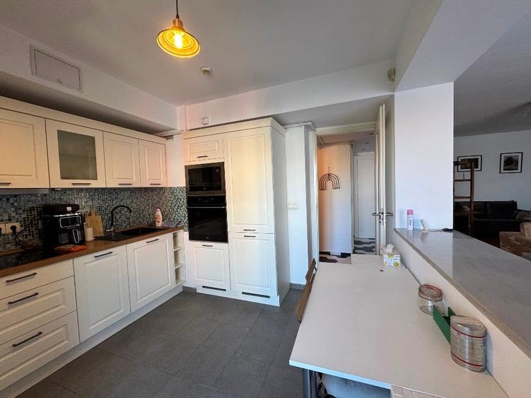 Apartament cu 3 camere semidecomandat în Sisești