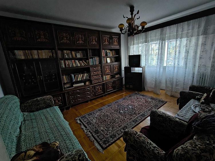 Apartament cu 3 camere decomandat în Pod