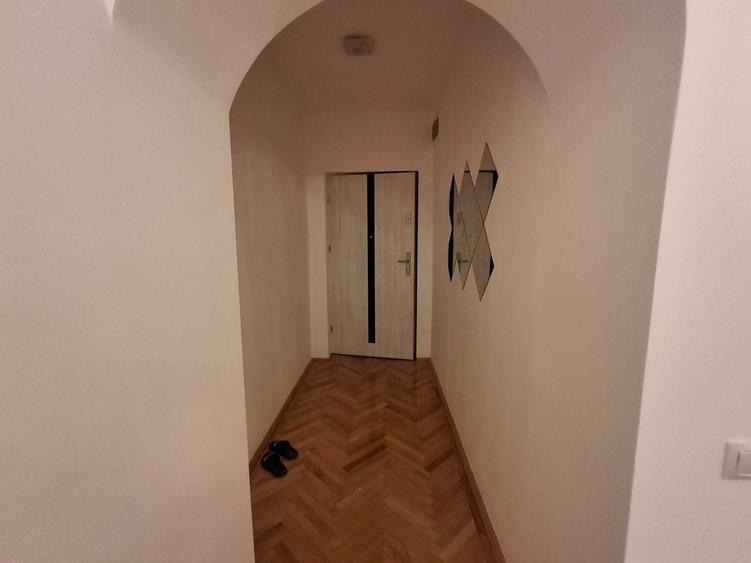 Apartament cu 3 camere decomandat, mobilat în Trei Stejari
