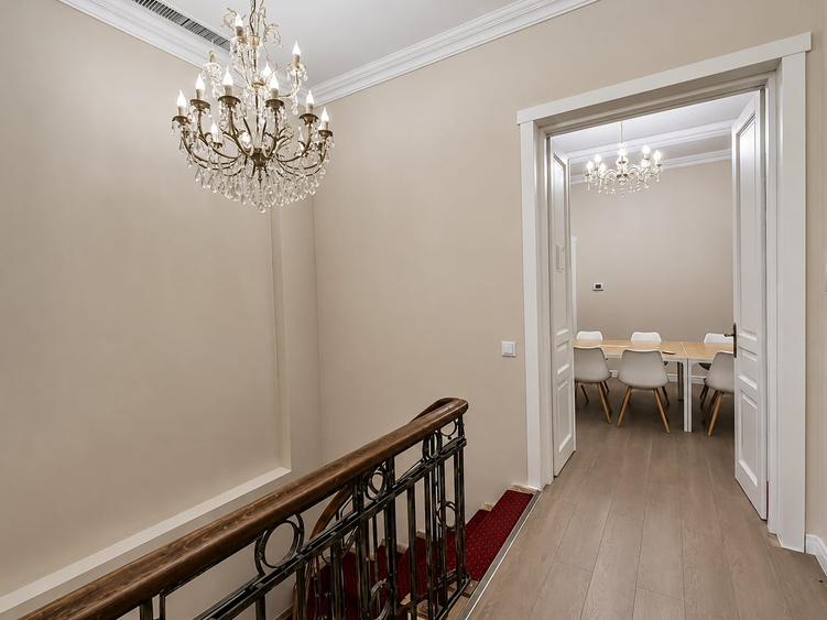 Apartament cu 8 camere, mobilat în Parcul Carol