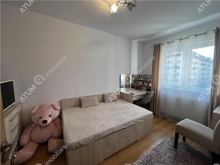 Apartament cu 3 camere semidecomandat, mobilat în Mihai Viteazul