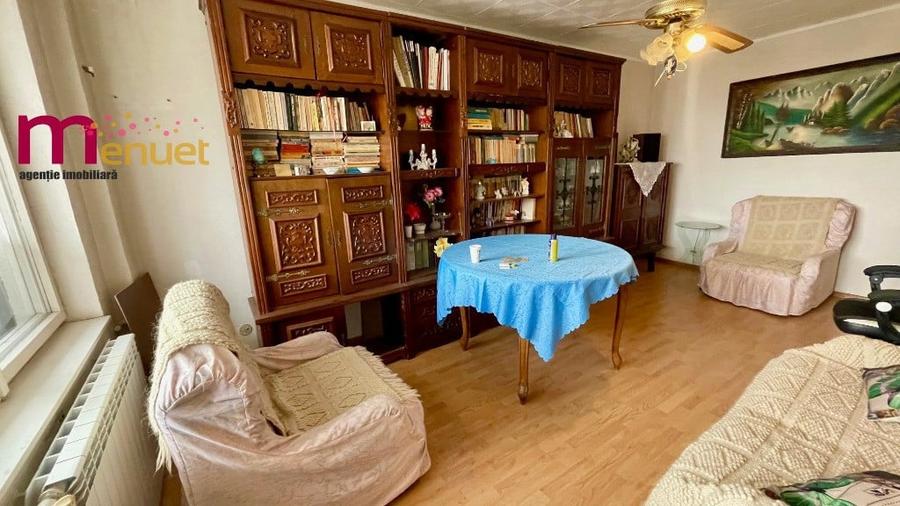 Apartament cu 3 camere decomandat în Spitalului