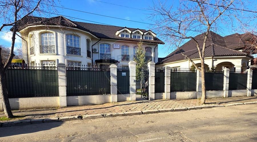 Casă individuală cu 10 camere cu Teren 900 Mp în 23 August