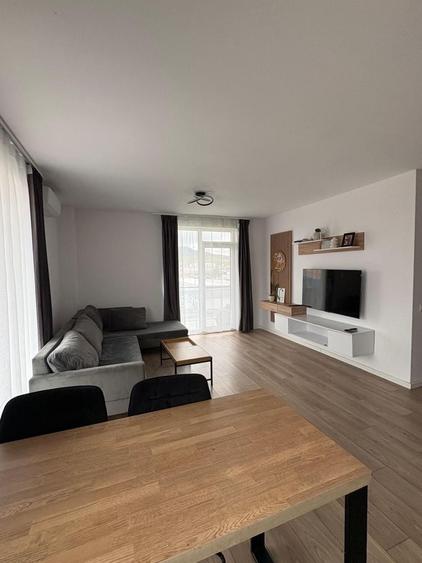 Apartament cu 3 camere decomandat în Calea Moldovei