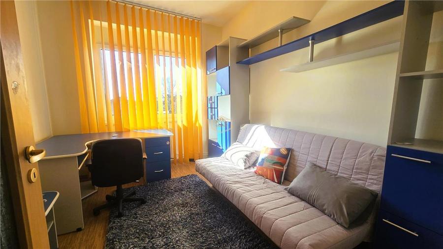 Apartament cu 3 camere decomandat, mobilat în Central