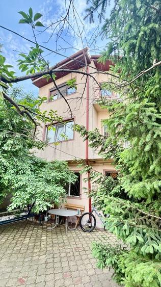 Casă individuală cu 8 camere cu Canalizare în Apărătorii Patriei