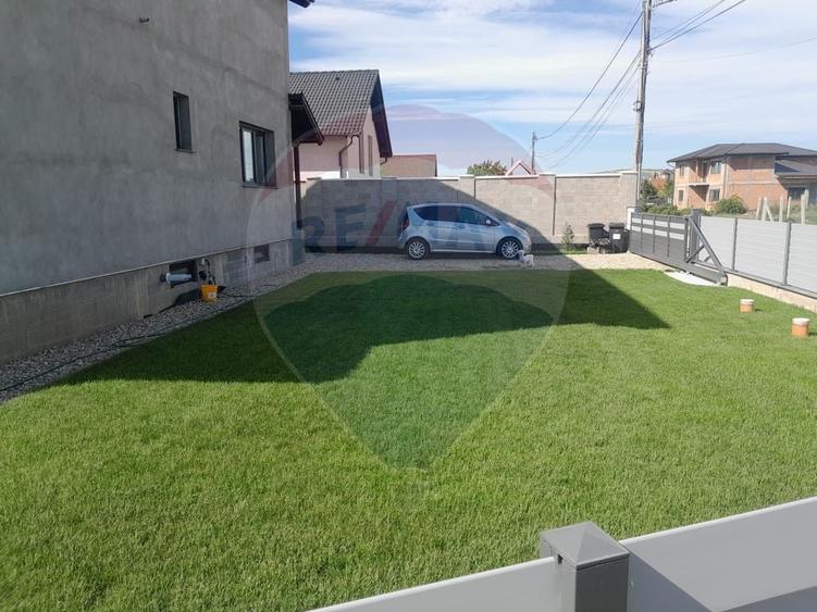 Casă individuală cu 5 camere cu Teren 500 Mp în Central