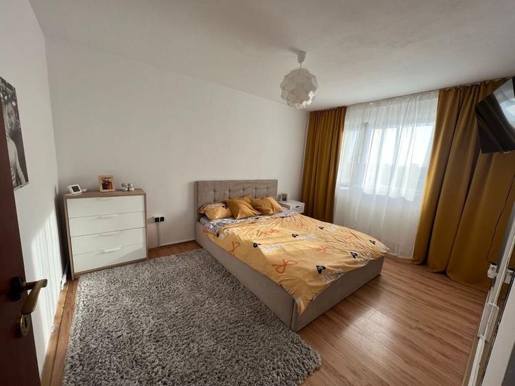 Apartament cu 3 camere decomandat în Micro 5