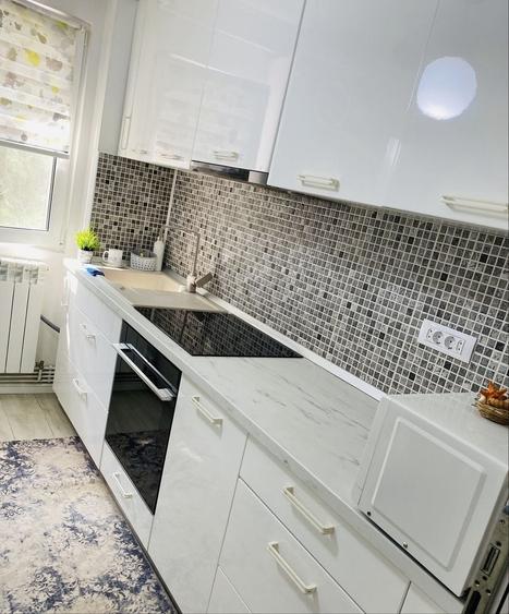 Apartament cu 3 camere semidecomandat în Podu Roș