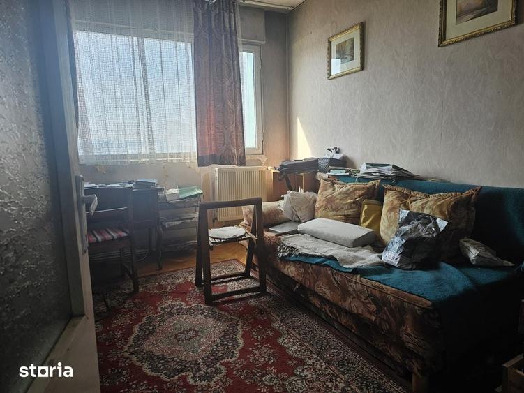Apartament cu 4 camere decomandat în Podu Roș