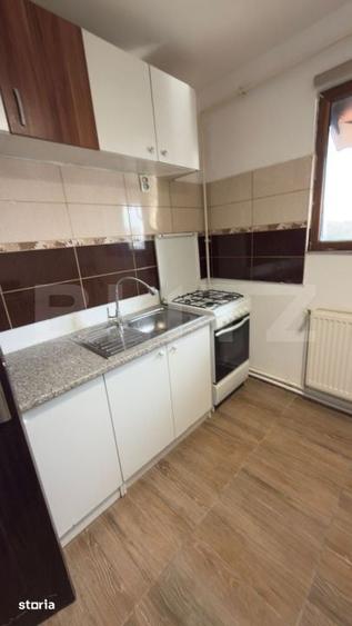 Apartament cu 3 camere semidecomandat în Craiovița Nouă
