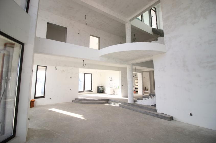Casă cu 8 camere cu Teren 2500 Mp în Nord