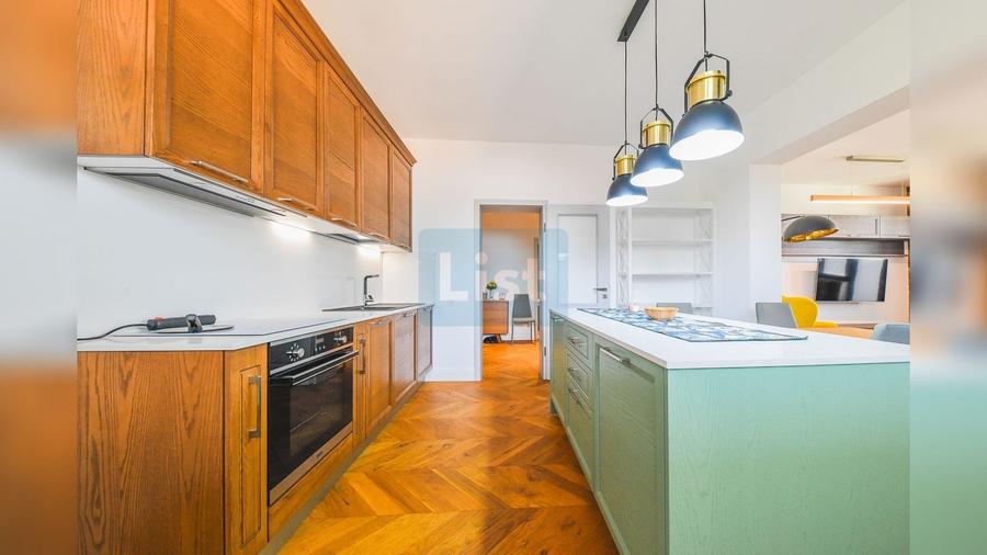 Apartament cu 4 camere decomandat în Central