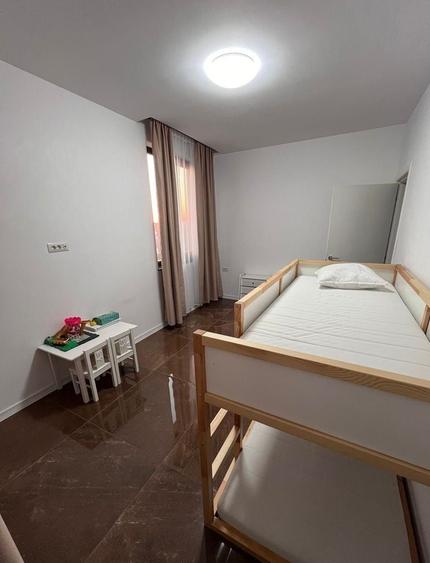 Apartament cu 3 camere semidecomandat în Tunari