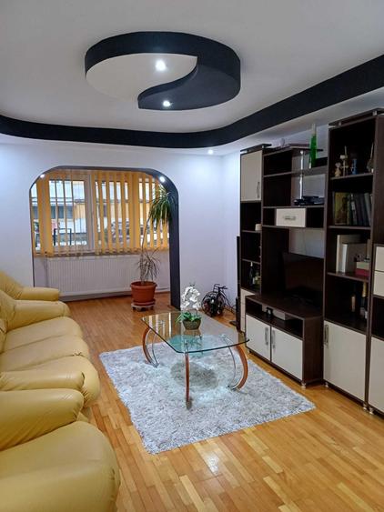 Apartament cu 3 camere semidecomandat în Teilor