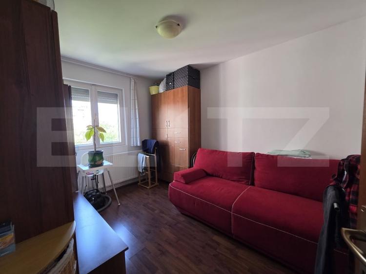 Apartament cu 3 camere semidecomandat, mobilat în Micro 14