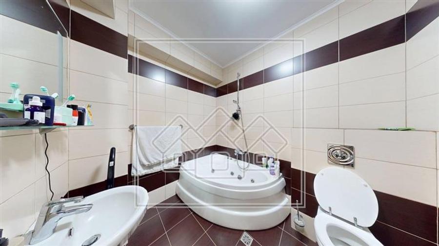 Apartament cu 3 camere semidecomandat în Turnișor