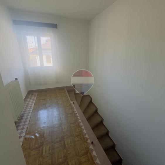 Casă individuală cu 8 camere cu Teren 785 Mp în Central