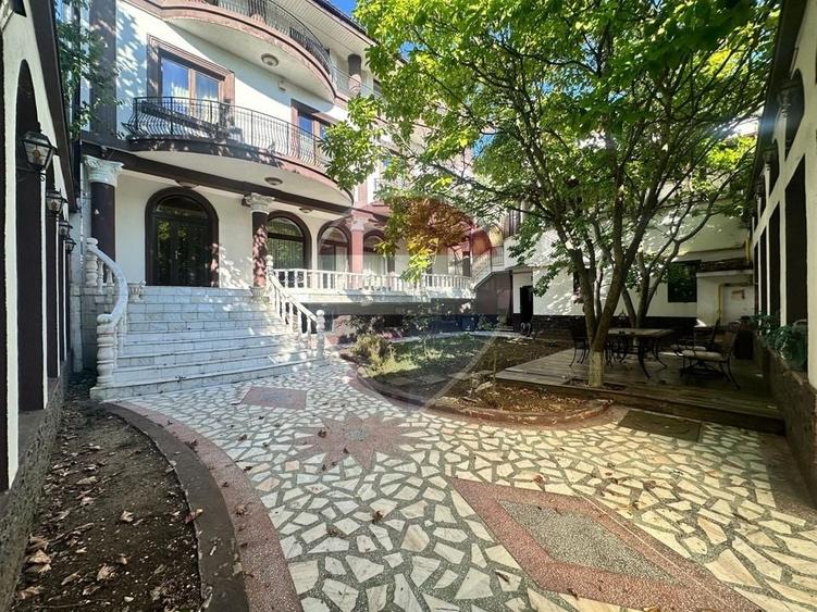 Casă individuală cu 8 camere cu Teren 488 Mp în Domenii