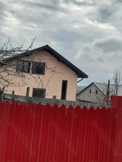 Casă cu 4 camere cu Teren 1000 Mp în Miclești