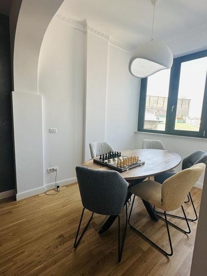 Apartament cu 4 camere decomandat în Calea Victoriei