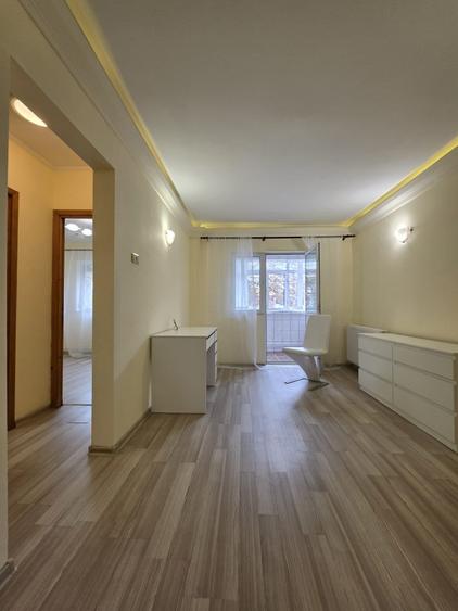 Apartament cu 4 camere decomandat în Casa de Cultură