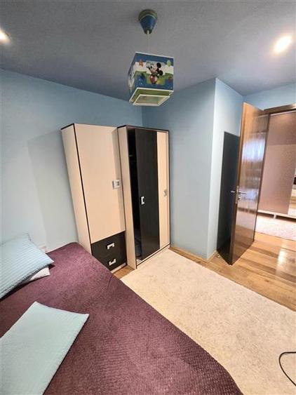 Apartament cu 3 camere semidecomandat, mobilat în Faleza Nord