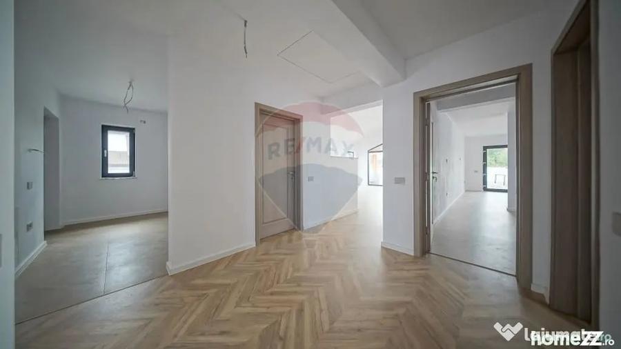 Casă cu 4 camere cu Teren 560 Mp în Stupini